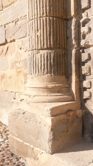 Columna de piedra con estrías en fachada de palacio - obrazy, fototapety, plakaty