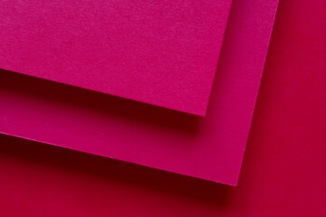 重なっている赤色の画用紙