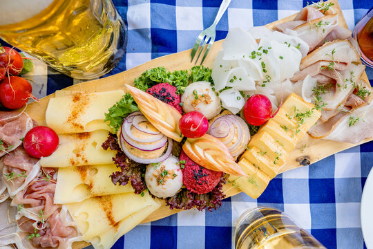 Bayerische Brotzeit: Traditionelles Snack brett im Biergarten