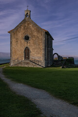 Fototapeta na wymiar Chiesa antica sul mare