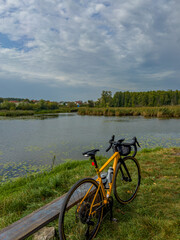 Obraz premium Gravel bicycle in the city park on the summer season