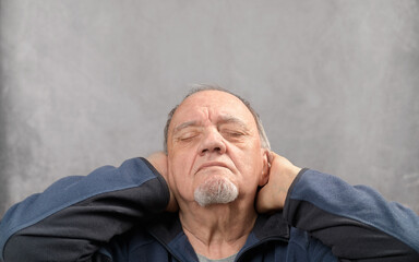 portrait homme en relaxation sur fond gris - 791501015