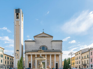 Naklejka premium Fountain and Cathedral of Saints Jacopo and Philip, Pontedera, Pisa, Italy