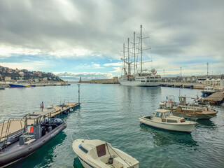 Voilier quatre mâts amarré dans le port Lympia à Nice sur la Côte d'Azur