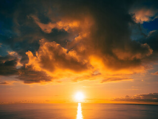 Un coucher de soleil sur l'océan indien sur l'île de la Réunion