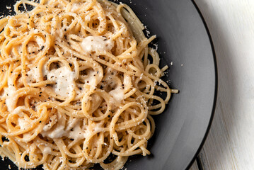 Primo piano di saporiti spaghetti con cacio & pepe, classica ricetta di pasta italiana, tipica...