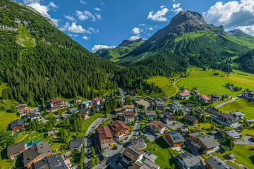Ausblick auf Lech am Arlberg an einem sonnigen Spätnachmittag im Sommer
