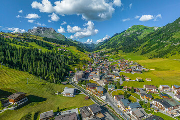 Lech am Arlberg, alpines Urlaubsziel in West-Österreich im Sommer von oben