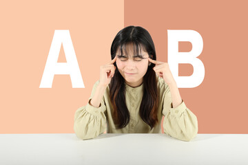AかBか、どちらか悩む若い女性　ピンク