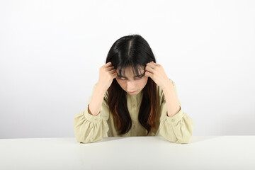落ち込む・困る・悩む若い女性　