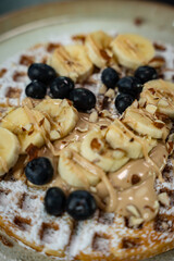 Nahaufnahme Banane mit Erdnussbutter und Heidelbeeren