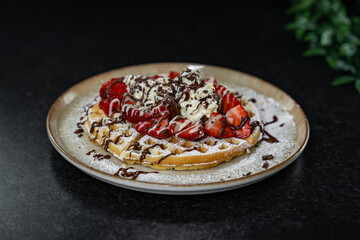 Waffel mit Erdbeeren und Vanilleeis