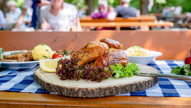 Knuspriges Hendl mit Kartoffelkn&ouml;del: Ein Klassiker im M&uuml;nchner Biergarten