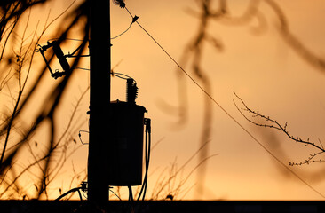 Transformateur électrique au coucher de soleil