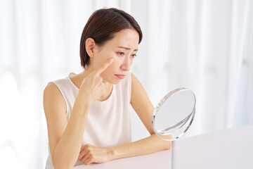 目元の肌に悩みがある中年女性