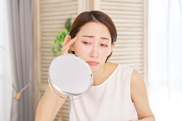 顔の肌に悩みがある中年女性