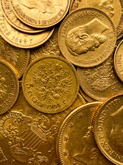 Zbliżenie, detal prawdziwych złotych monet, amerykańskie 20 dolarów, 10 dolarów, suweren brytyjski, 10 rubli Mikołaj II Romanow. Złote monety 1897-1911. - obrazy, fototapety, plakaty