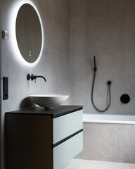 Zeitlos elegantes Badezimmer mit schwarzen Elementen