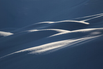 neige blanche et bleu lumière espace négatif