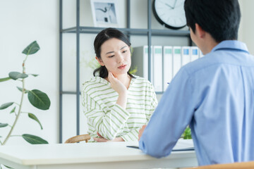 プランナーに悩みを相談する若い日本人の女性