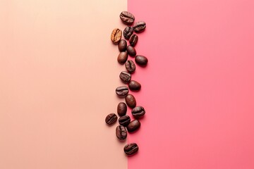 Kaffeebohnen auf Pastellfarbenem Hintergrund, mit freiem Platz für Text, links und rechts 