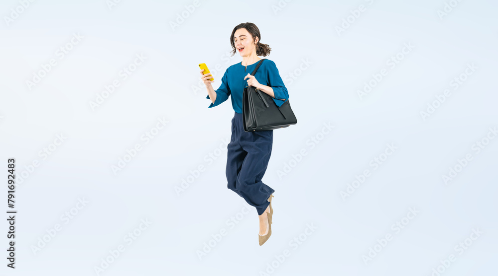 Aufkleber スマホを見ながらジャンプする白人女性の全身写真（切り抜き背景透過pngも販売しております。作成者リンクから「png」で検索してください）