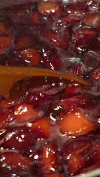 Cocinando mermelada de ciruela
