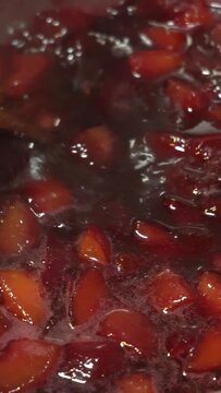Cocinando mermelada de ciruela