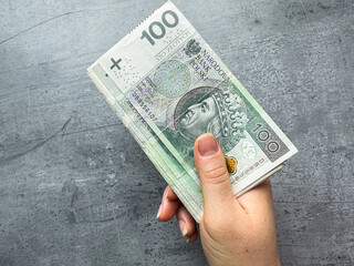 female hand count PLN 100 Polish money