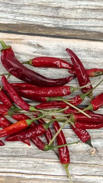 plusieurs piments, en gros plan, sur une table