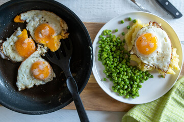 Healthy vegetarian meal with fried egg sunny side up, mashed potatoes and green peas.
