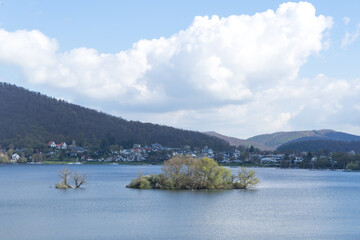 Full filled resorvoir lake Edersee at the german village called Bringhausen. - obrazy, fototapety, plakaty