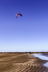 Pessoa praticando Skysurf na praia do Cassino, Rio Grande, sul do Brasil, vertical  - obrazy, fototapety, plakaty