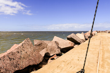 Pedras usadas na construção dos molhes da barra, praia do Cassino, Rio Grande, sul do Brasil