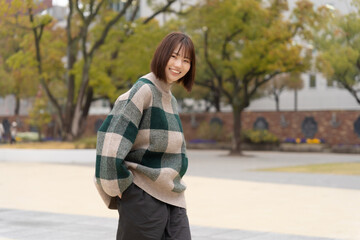 公園で遊ぶ女性