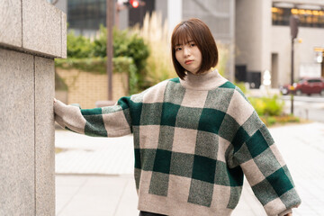 街でポーズをとる女性モデル