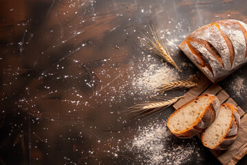 Frisch gebackenens Brot das auf einer Platte liegt, KI generiert - obrazy, fototapety, plakaty