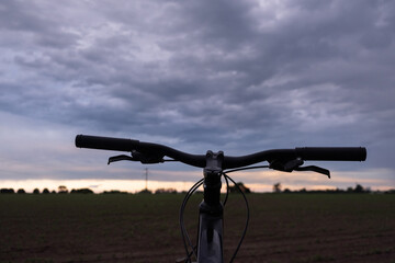 Bicicleta en hermoso paisaje durante el atardecer, concepto de deporte ciclismo