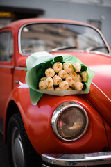Composition of exotic roses on a beautiful vintage car on the street - 791932281