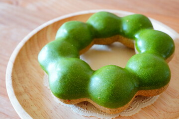 抹茶チョコがけのドーナツ。