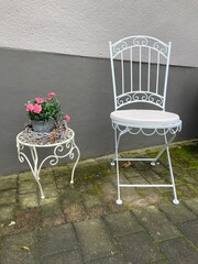 Dekoration Stuhl und Tisch mit Blumen in einer einsamen Gasse - 791960867