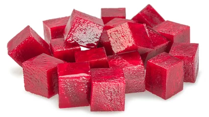 Foto op Plexiglas Raw red beetroot cubes isolated on white background. © volff