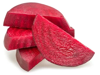 Foto op Plexiglas Red beetroot slices isolated on white background. © volff