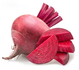 Foto op Plexiglas Red beetroot and beetroot slices isolated on white background. © volff
