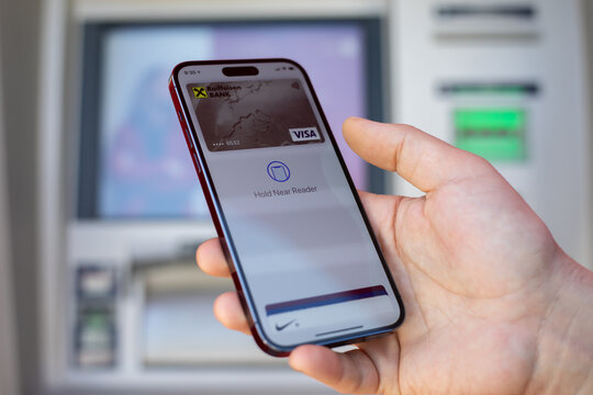 Man iPhone 15 Pro Max Apple Pay card Visa Raiffeisenbank