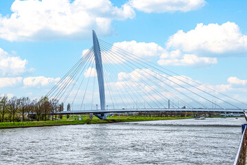 Die Prinz-Claus-Brücke (niederländisch Prins Clausbrug) ist eine Schrägseilbrücke in der Hauptstadt der Provinz Utrecht - 791974446
