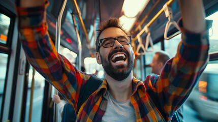 Homem sorrindo no transporte publico 