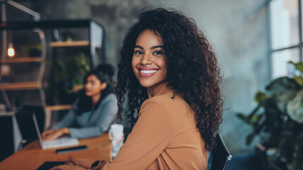 Mulher sorrindo em um escritório durante uma reunião 