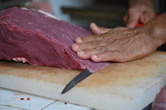 Corte de la tradicional cecina de Guerrero