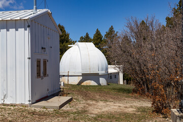 Fototapeta na wymiar Abandoned buildings at Sunspot Solar Observatory, New Mexico